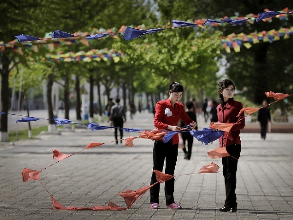 Príprava námestia na zjazd vládnucej strany.