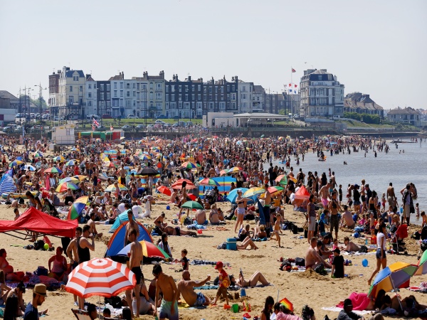 Ľudia si užívajú pekné počasie