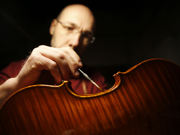  Marco Brunelli, 43-ročný Talian, sa už roky živí vyrábaním huslí.