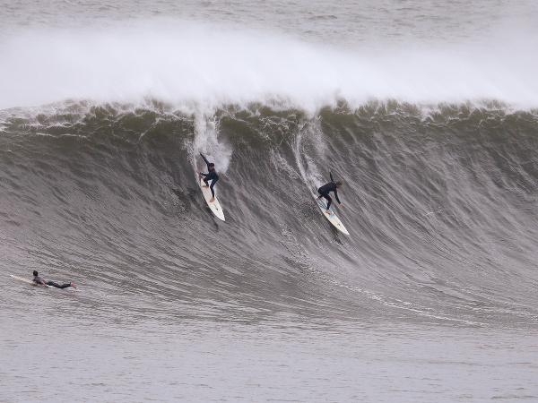 Surfisti si nepriaznivé počasie v Austrálii užívajú
