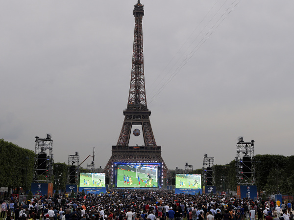 Vo Francúzsku sa včera zastavil čas