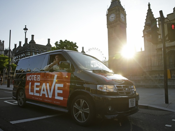 Briti v referende rozhodli. Z Európskej únie vystúpia.