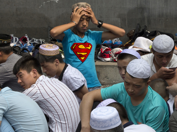 Ramadán sa skončil a moslimovia oslavujú trojdňový íd al-fitr.