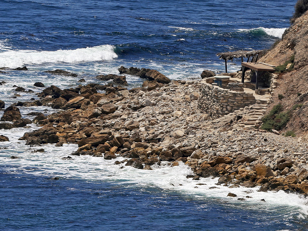 Surferi postavili útvary z kameňov 