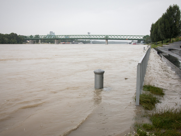 Hladina Dunaja stúpa.