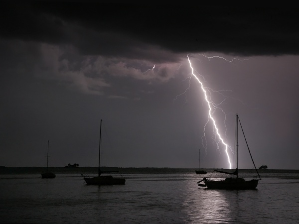 Blesk na nočnej oblohe