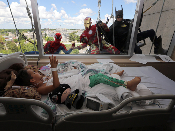 Umývači okien sa prezliekli do kostýmov superhrdinov a spravili tak deťom v nemocnici radosť.