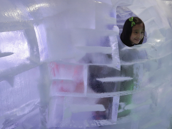 Kórejčania sa fotia v ľadových sochách