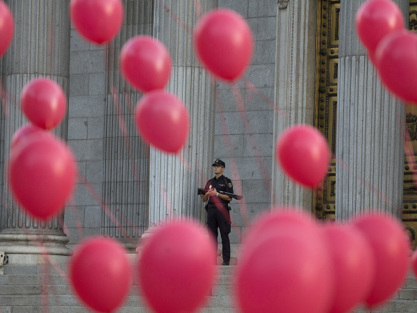 V Madride vypustili červené balóny