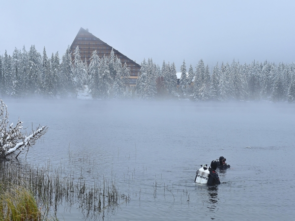 Vo vodách Štrbského plesa