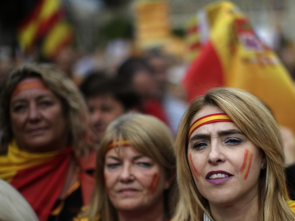 Ľudia oslavujú štátny deň Španielska.