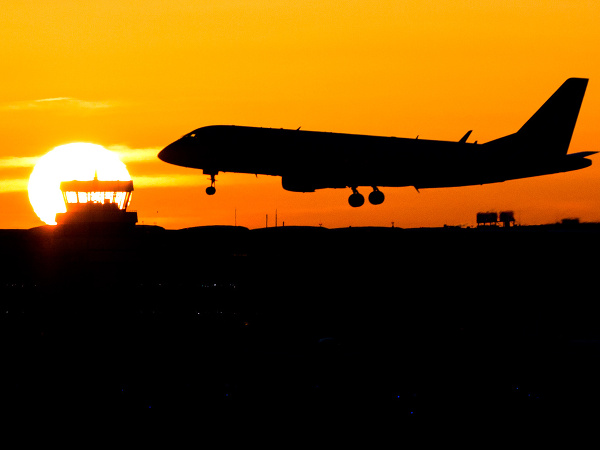 Lietadlo spoločnosti Lufthansa pristálo v Nemecku počas západu Slnka