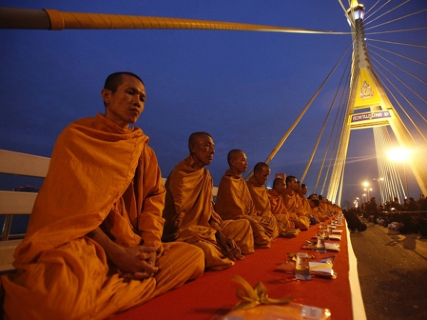 Budhistickí mnísi v Thajsku