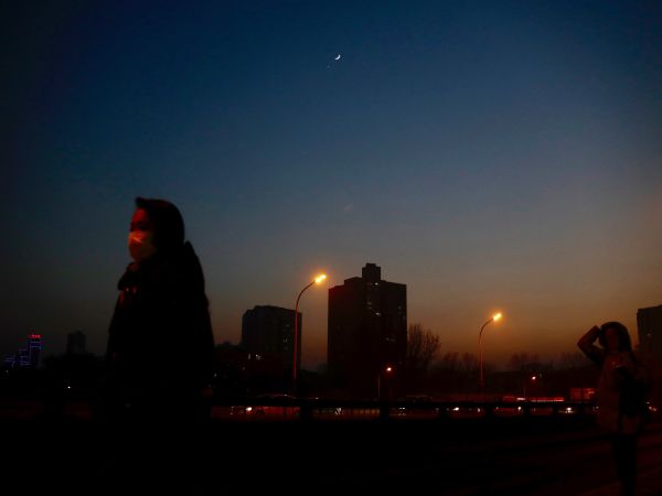 Peking zahalený hustým smogom