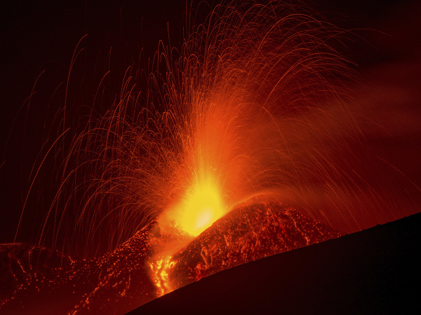 Sopka Etna sa opäť prebúdza. Patrí k najaktívnejším v Európe.