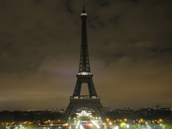 Eiffelova veža sa po útoku v Petrohrade zahalila do čiernej.