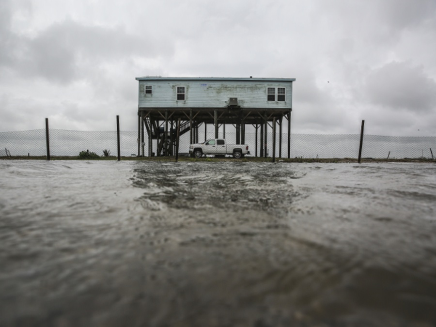 Dom pri zaplavenej diaľnici