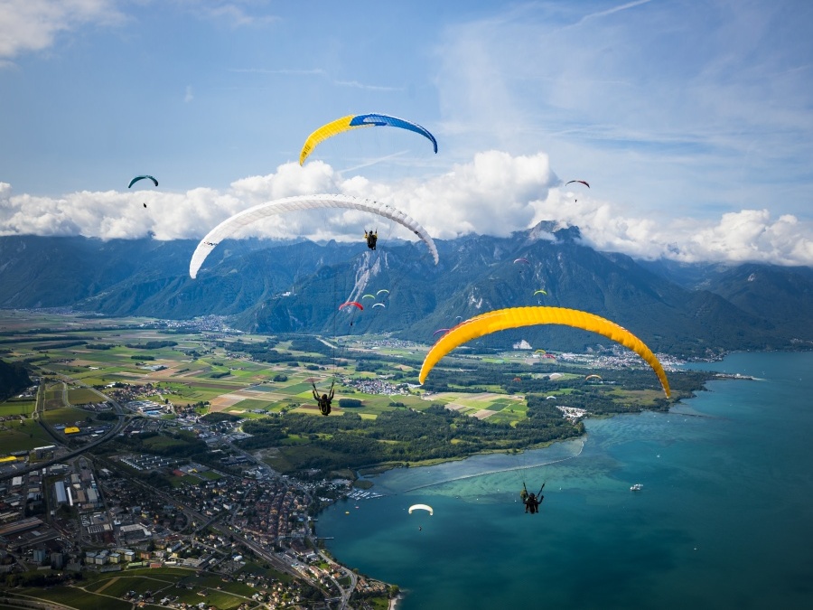 Paraglajdisti nad Ženevským jazerom