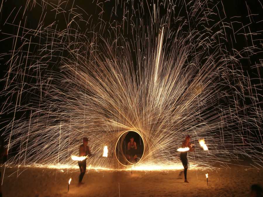 Filipínski tanečníci s ohňom
