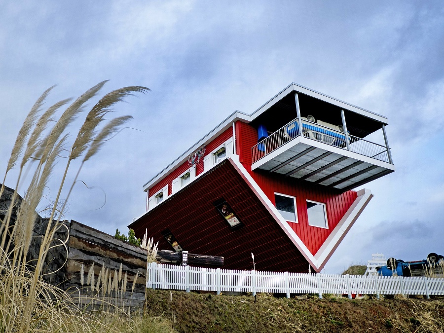 Keď je dom hore nohami... doslova