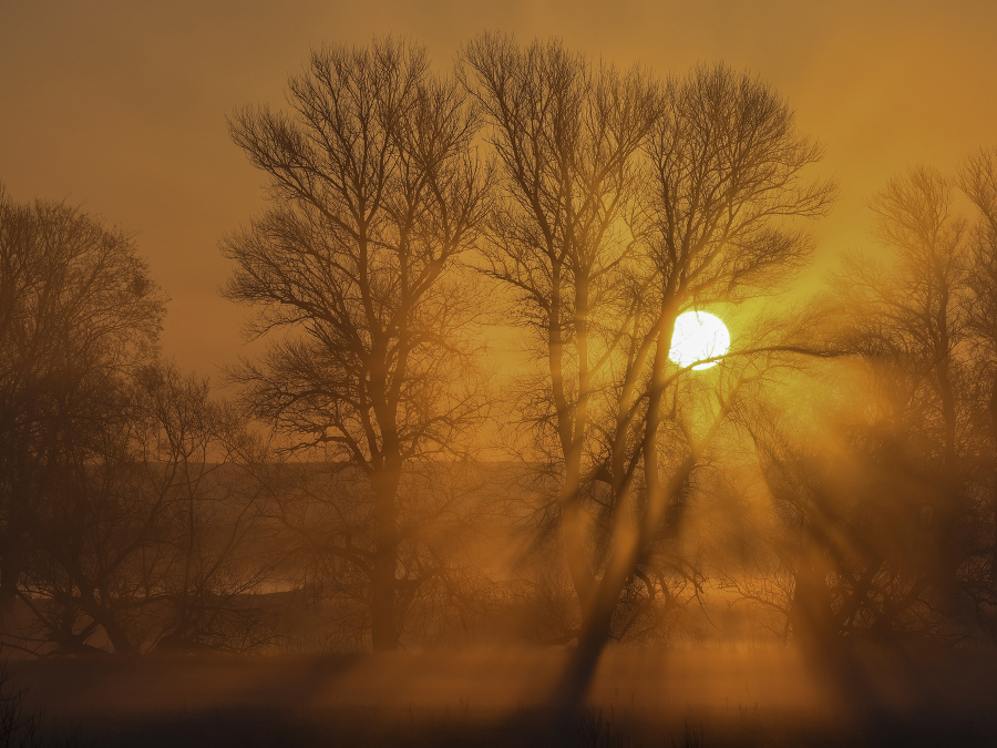 Slnko sa derie na oblohu 
