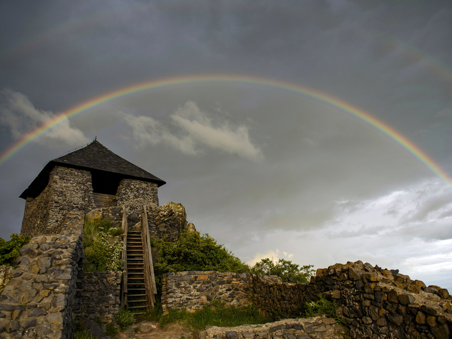 Obloha sa po daždi sfarbila. 