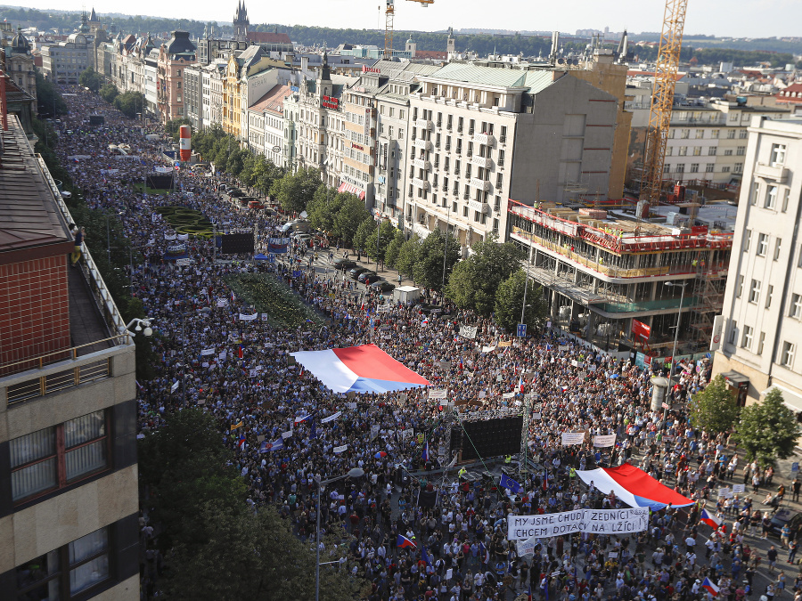 Česká vláda sa otriasa v základoch Česká vláda sa otriasa v základoch