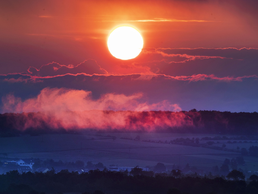 Slnko sa prebúdza do pekného dňa. 
