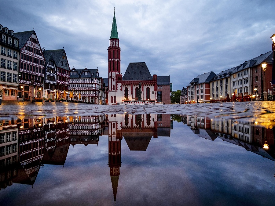 Daždivé ráno je pre dverami 