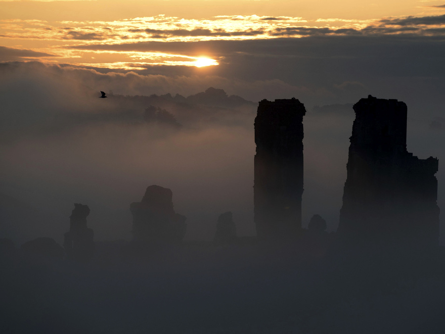 Lúče slnka sa predierajú hmlou