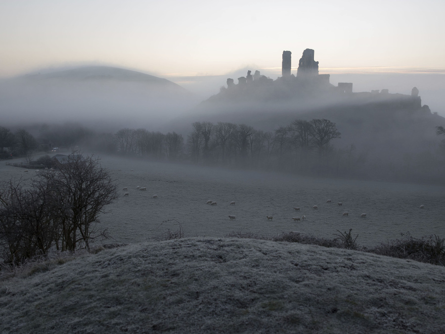 Slnko sa prediera hmlou
