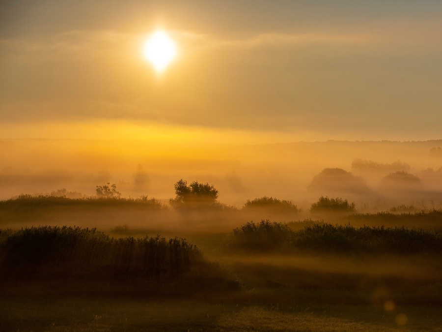 Slnko sa prediera hmlou
