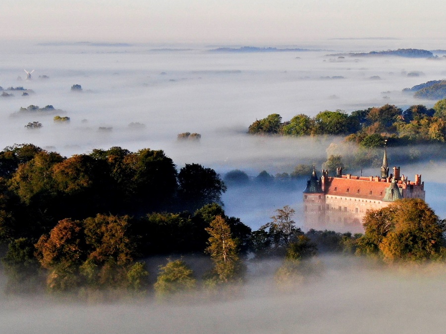 Slnko sa prediera hmlou
