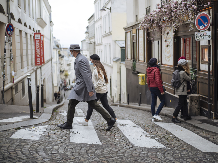 Kráčame si po ulici