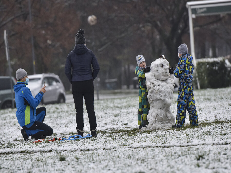 Snehuliak už stojí