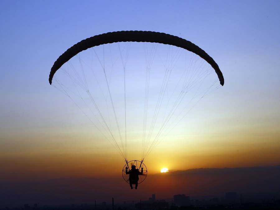 Paraglajdista pri západe slnka