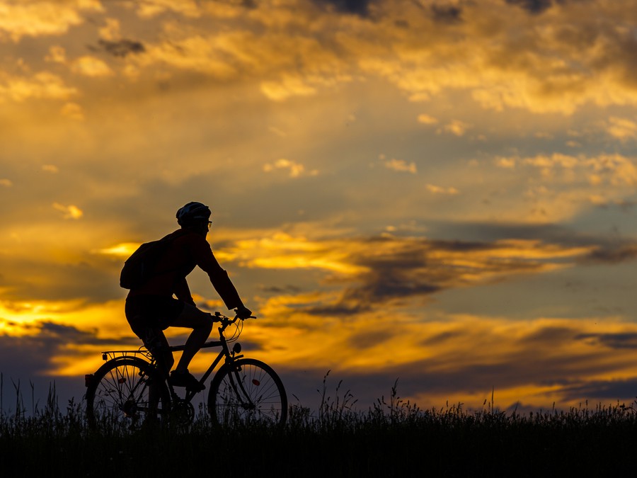 Cyklista pri západe slnka