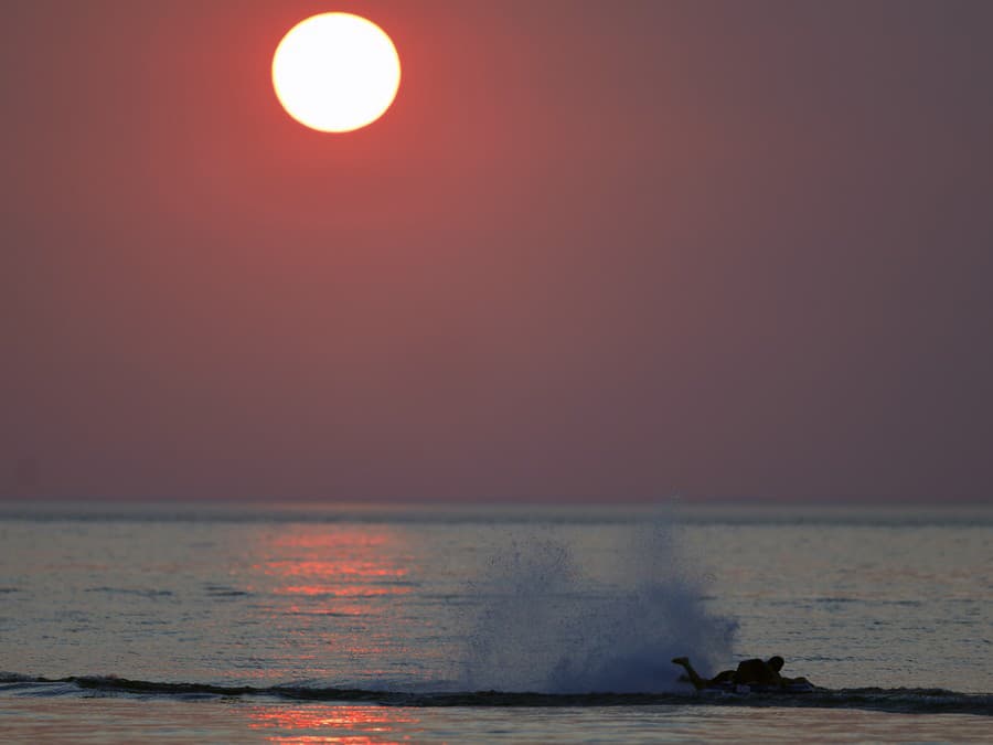 Surfovanie pri západe slnka