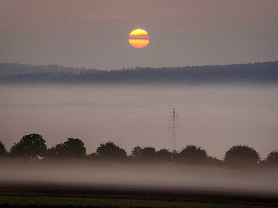 Východ slnka v hmle