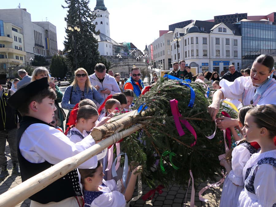 Tradícia stavania mája