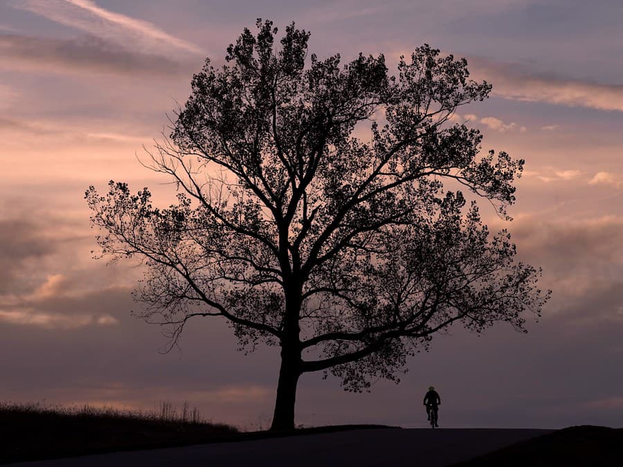 Zmráka sa, stmieva sa