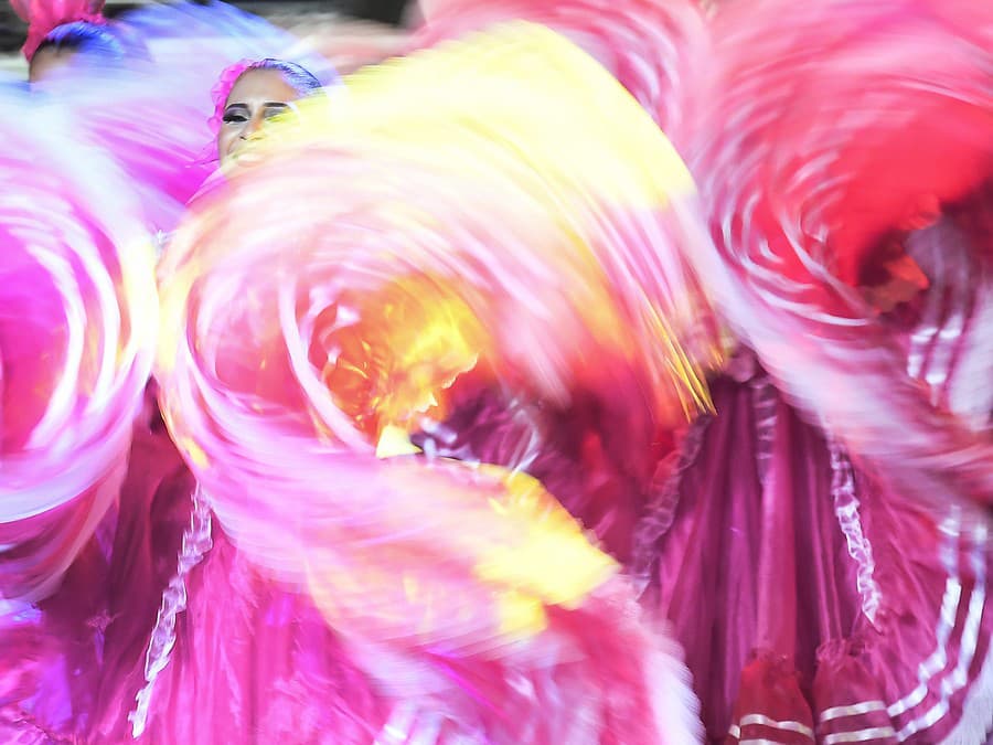 Deň hýriaci farbami