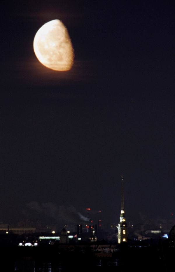 Mesiac nad katedrálou