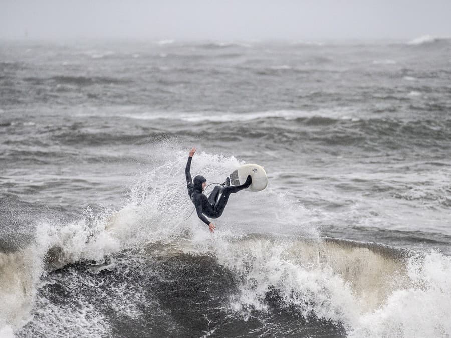 Surferi nepoznajú zlé počasie