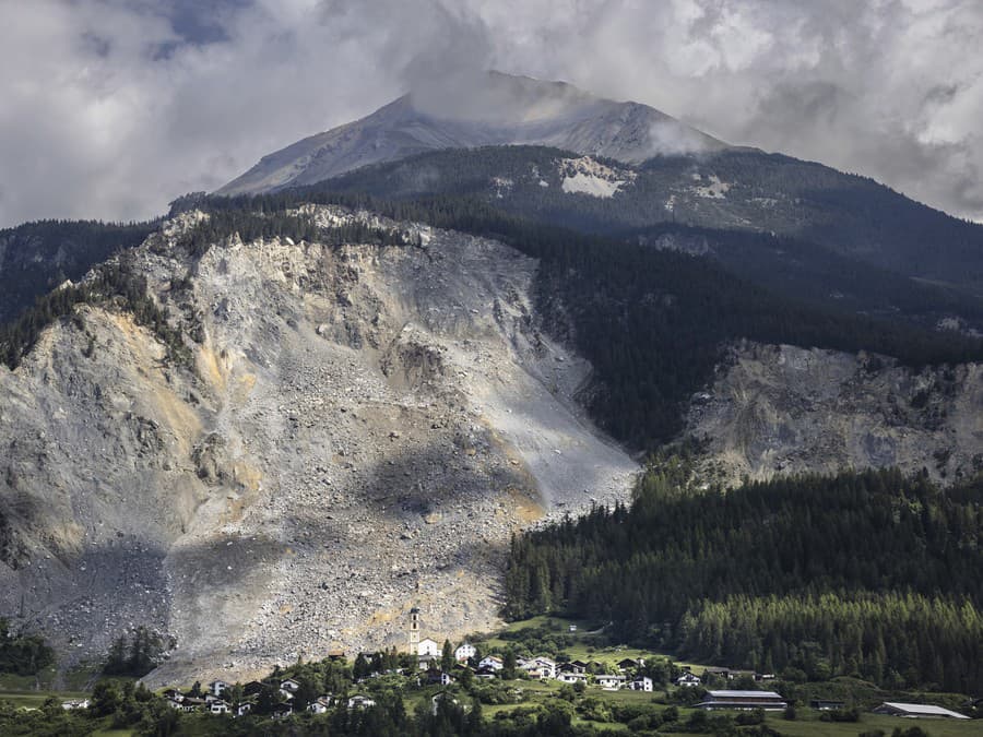 Dedinka v údolí...
