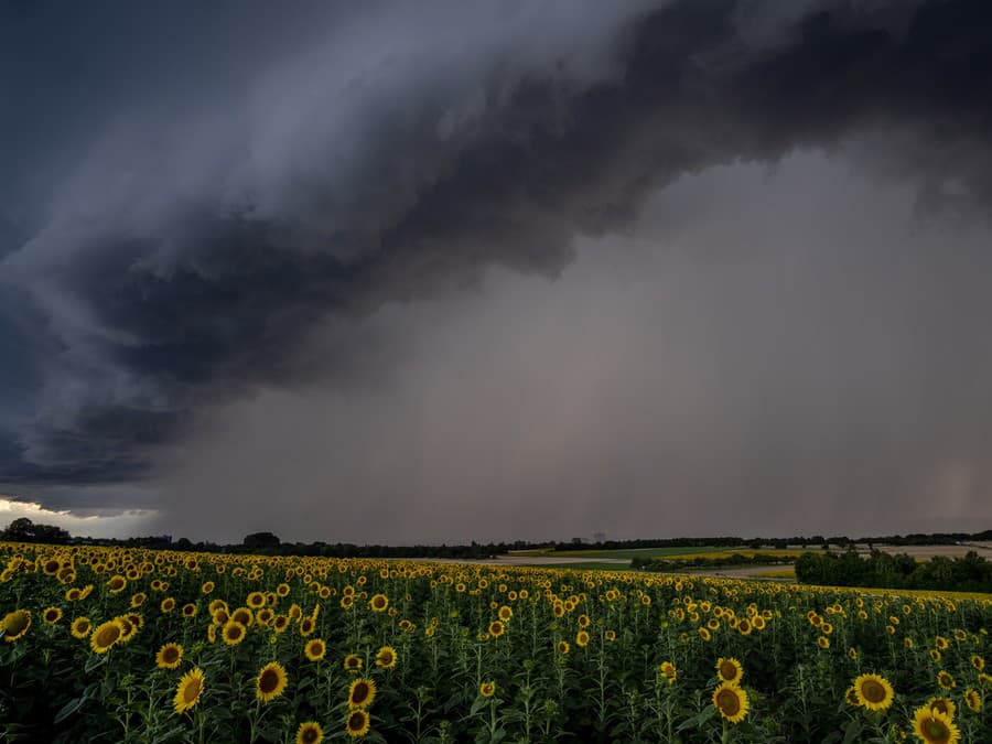 Po tropických teplách prichádzajú búrky