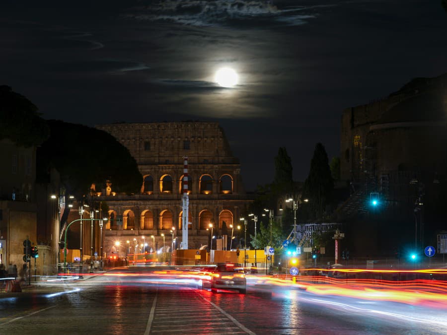 Mesiac žiari nad mestom