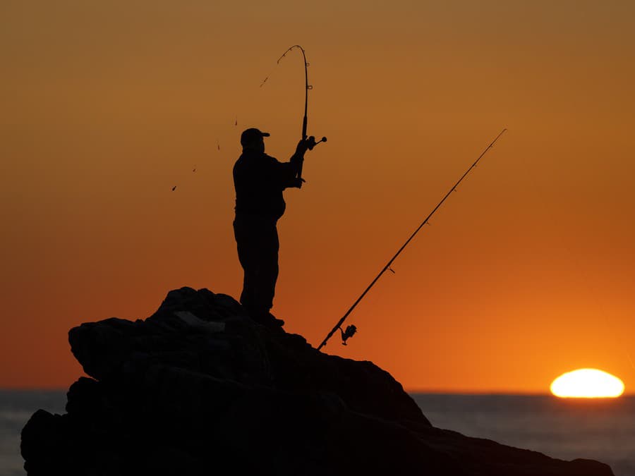 Rybárčenie pri západe slnka