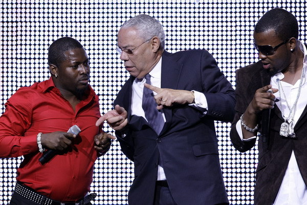 Tancujúci Colin Powell