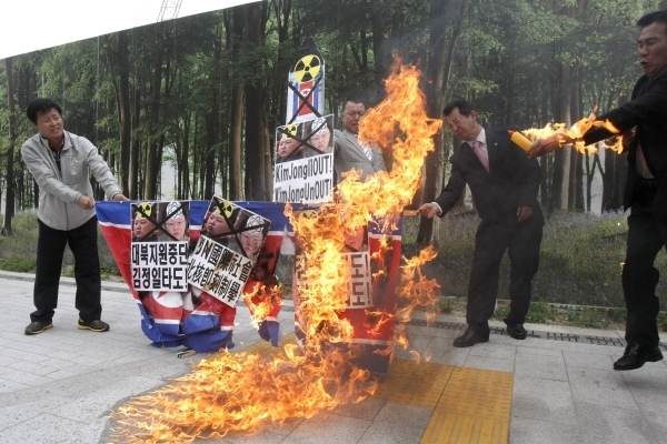 Kórejskí lídri v plameňoch